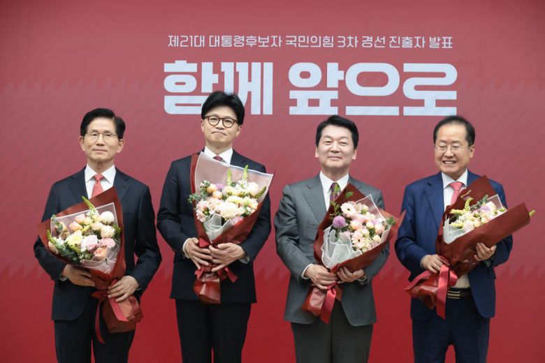김문수(왼쪽부터), 한동훈, 안철수, 홍준표 국민의힘 대선 경선 후보가 29일 오후 서울 여의도 중앙당사에서 열린 제21대 대통령후보자 선출을 위한 3차 경선 진출자 발표에서 결과 발표 후 꽃다발을 들고 기념촬영을 하고 있다. 2025.4.29/뉴스1