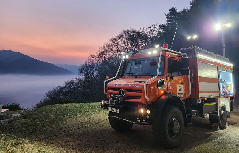 산림청의 고성능특수진화차량은 물탱크 용량이 3500L이고, 지름 40mm 물 호스를 최대 2km까지 펼칠 수 있다. 산림청 제공