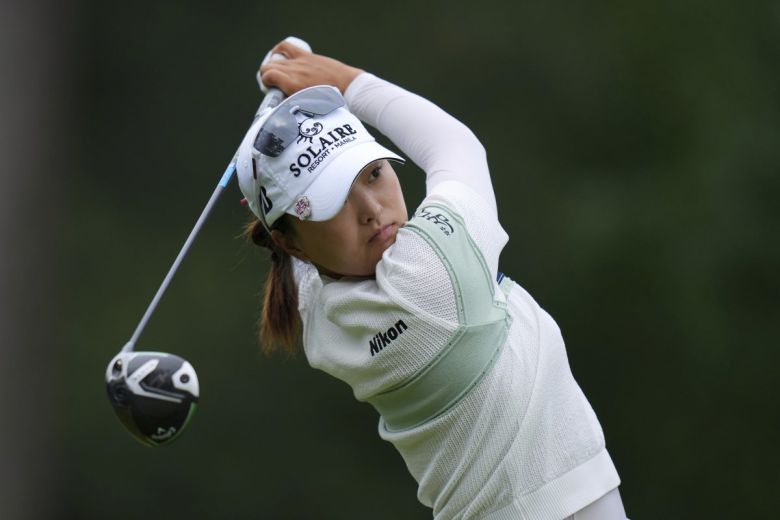 전 세계 1위 고진영도 시즌 첫 메이저대회인 셰브론 챔피언십에서 공동 6위의 성적표를 받으며 지난주보다 3계단 상승한 세계 8위에 이름을 올렸다. 사진은 셰브론 챔피언십에서 샷을 하는 고진영. 우들랜드=AP 뉴시스