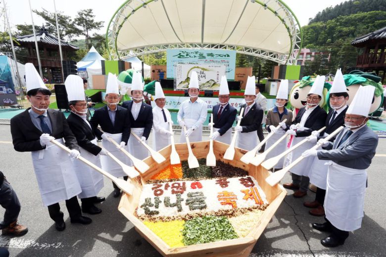 다음달 3~5일 강원 홍천군 홍천종합운동장에서 제7회 강원n 홍천 산나물축제가 열린다. 사진은 지난해 개막식 모습. 홍천군 제공