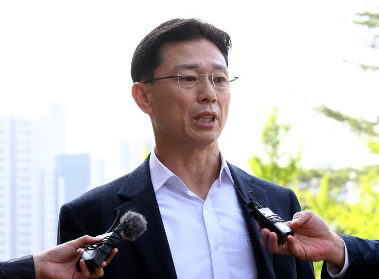 고위공직자범죄수사처(공수처)가 해병대 채상병 사망 의혹 사건의 핵심 피의자인 임성근 전 해병대 1사단장의 휴대전화 포렌식 선별작업을 재개하기로 한 30일 오전 임성근 전 사단장이 포렌식 참관 을 위해 경기 과천시 공수처로 출석 전 취재진의 질문에 답하고 있다. 2025.04.30. 서울=뉴시스