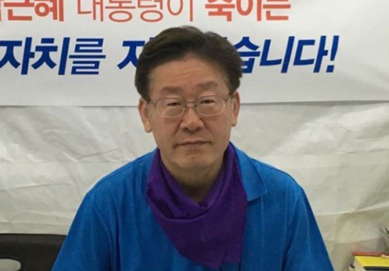 2016년 6월 박근혜 정부의 지방재정 개혁안 철회를 요구하며 서울 광화문광장에서 11일간 단식을 하는 모습.