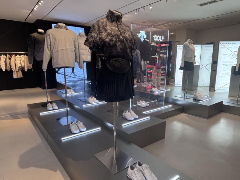 데상트골프 2025 비전 쇼케이스에 전시된 아크먼트 프로골프화. 황소영 기자 fangso@donga.com