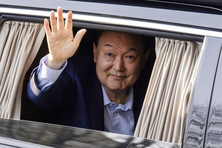 윤석열 전 대통령이 11일 서울 서초구 아크로비스타 사저 앞에 도착해 지지자들을 향해 손을 흔들고 있다. 2025.4.11 사진공동취재