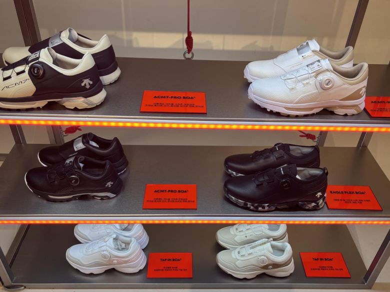 데상트골프 2025 비전 쇼케이스에 전시된 아크먼트 프로골프화. 황소영 기자 fangso@donga.com
