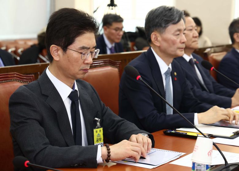 김봉식 서울경찰청장(왼쪽)이 5일 오전 서울 여의도 국회에서 열린 비상계엄 관련 행정안전위원회 전체회의에 굳은 표정으로 출석해 있다. 오른쪽은 조지호 경찰청장. 2024.12.5/뉴스1