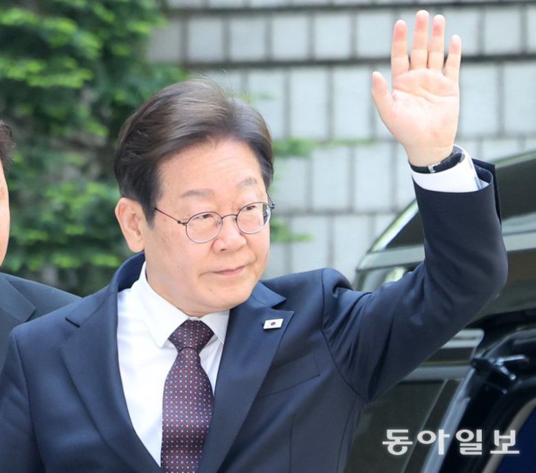 더불어민주당 이재명 대선 후보가 29일 오전 서울 서초구 서울중앙지방법원에서 열린 ‘대장동 배임 및 성남FC 뇌물’ 1심 속행 공판에 출석하고 있다. 민주당 대선 후보로 확정된 이후 첫 재판 출석으로, 이 후보는 이날 별도 공개 일정을 잡지 않았다. 장승윤 기자 tomato99@donga.com