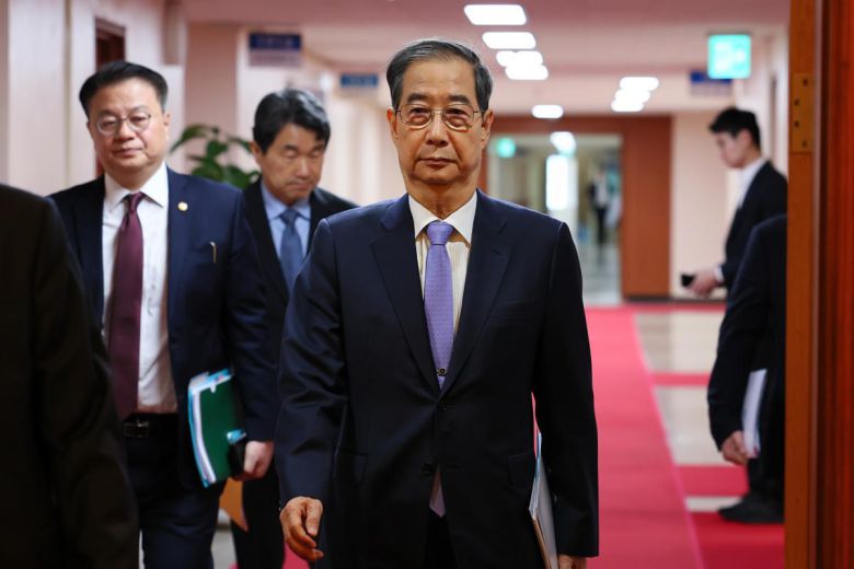 한덕수 대통령 권한대행 국무총리는 29일 정부서울청사에서 열린 제19회 국무회의에 참석하기 위해 이동하고 있다. 총리실 제공