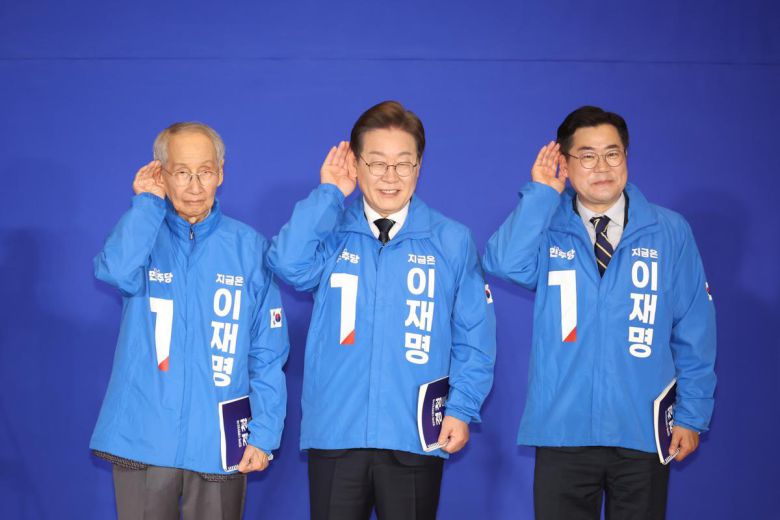 30일 서울 여의도 국회 의원회관에서 열린 더불어민주당 제21대 대통령선거 ‘진짜 대한민국’ 중앙선거대책위원회 출범식에서 이재명 대선 후보와 윤여준, 박찬대 총괄선대위원장이 경청하는 포즈를 취하고 있다. 2025.04.30. 뉴시스