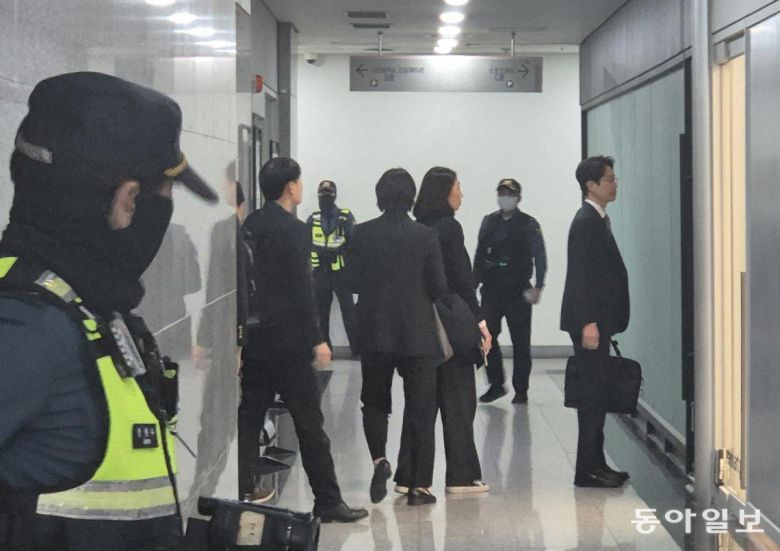 ‘건진 게이트’를 수사 중인 검찰이 30일 윤석열 전 대통령 부부의 사저인 서울 서초구 아크로비스타를 압수수색했다. 경찰이 해당 아파트 인근에 몰릴 시위대를 대비해 바리케이드를 설치하고 있다. 검찰은 아크로비스타 지하상가에 있는 김건희 여사의 옛 코바나컨텐츠 사무실에도 수사관을 보내 압수수색했다(아래쪽 사진). 이날 검찰은 김 여사의 휴대전화, 메모장 등을 확보한 것으로 알려졌다. 박형기 oneshot@donga.com·양회성 기자