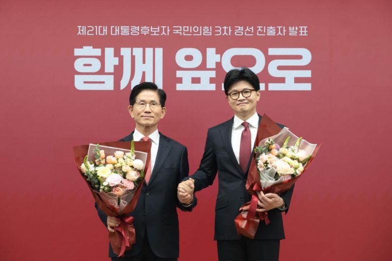 김문수(왼쪽), 한동훈 국민의힘 대선 경선 후보가 29일 서울 여의도 국민의힘 당사에서 열린 제21대 대통령 후보자 국민의힘 3차 경선 진출자 발표 행사에서 꽃다발을 들고 기념촬영을 하고 있다. 2025.4.29 뉴스1