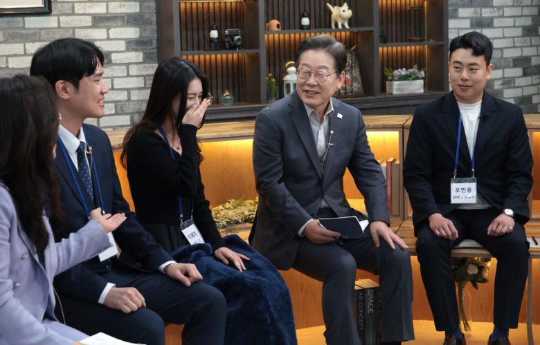 30일 오후 서울 구로구의 한 스튜디오에서 열린 ‘슬기로운 퇴근생활’ 직장인 간담회에서 더불어민주당 이재명 대선 후보(오른쪽에서 두 번째)가 퇴근길 직장인들과 만나 이야기를 나누고 있다. ‘근로자의 날’을 하루 앞둔 이날 이 후보는 “주 4.5일제를 거쳐 장기적으로 주 4일제를 추진해 노동 시간을 단축하겠다”고 밝혔다. 사진공동취재단