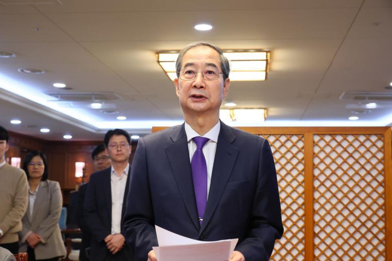 사퇴를 선언한 한덕수 대통령 권한대행 국무총리가 1일 서울 종로구 정부서울청사 집무실에서 가진 총리실 직원과의 간담회에서 인사말을 하고 있다. 2025.05.01 국무총리실 제공