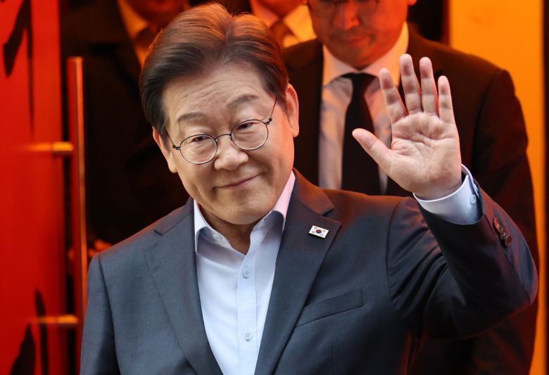 이재명 더불어민주당 대선후보가 1일 오후 서울 종로구의 한 포장마차에서 열린 비전형 노동자 간담회를 마치고 나오며 손을 들어 보이고 있다. 대법원 전원합의체는 이날 이 후보에게 무죄를 선고한 원심 판결을 파기하고 사건을 서울고법으로 돌려보냈다. 사진공동취재