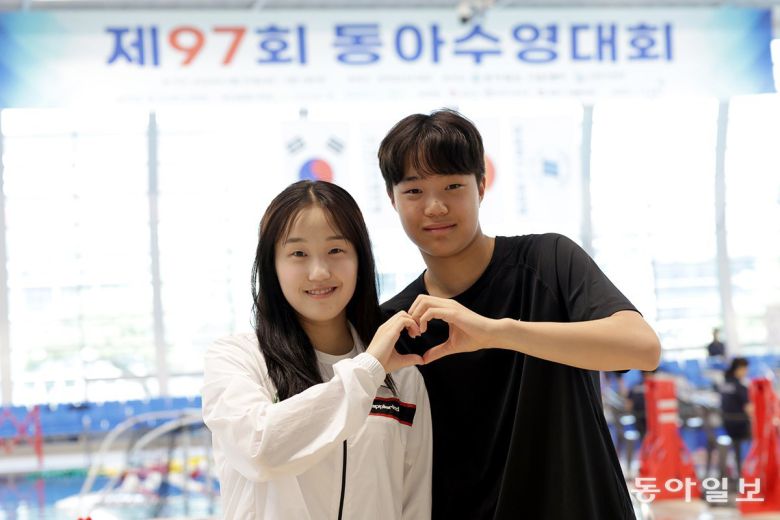 동아수영대회에 출전한 문수아(왼쪽) 문민석 남매가 30일 함께 손 하트를 만들어 보이고 있다. 김천=변영욱 기자 cut@donga.com
