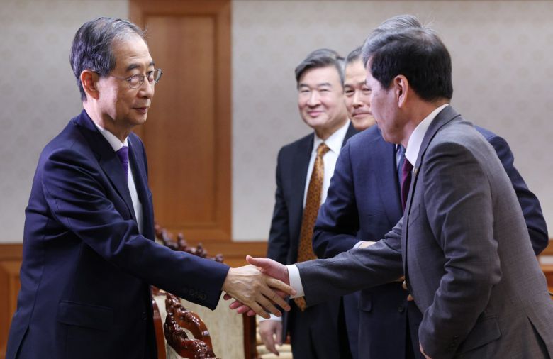 한덕수 대통령 권한대행 국무총리가 1일 서울 종로구 정부서울청사에서 열린 안보관계장관회의에 참석하며 김선호 국방부 장관 직무대행과 악수를 나누고 있다. 2025.05.01 대통령실사진기자단