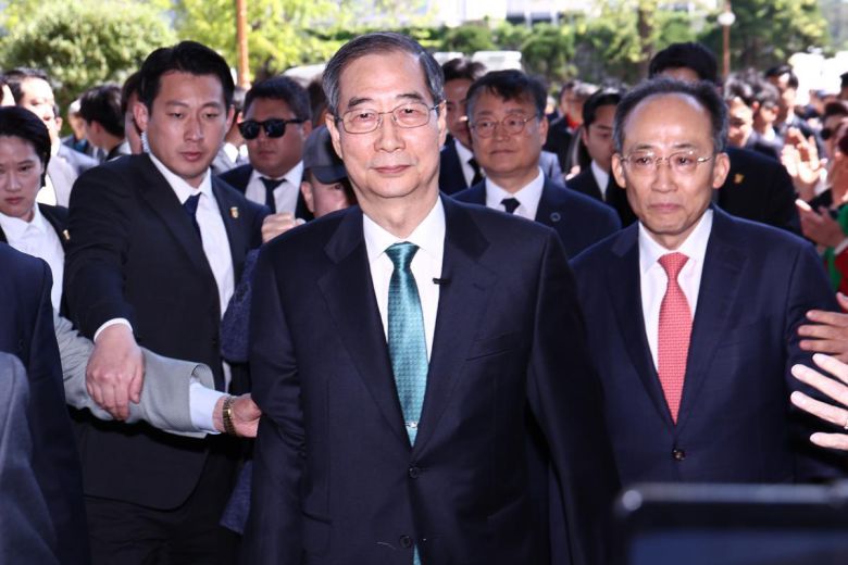 한덕수 전 국무총리가 2일 오전 서울 여의도 국회에서 ‘국민께 드리는 약속’을 주제로 제21대 대통령 선거 출마를 선언하기 위해 소통관에 입장하고 있다.2025.5.2/뉴스1