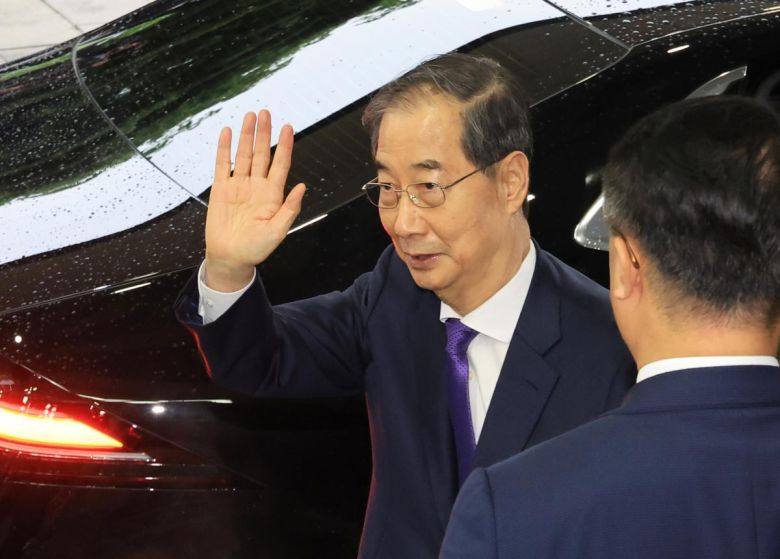 총리직 사퇴를 발표한 한덕수 대통령 권한대행 국무총리가 1일 서울 종로구 정부서울청사에서 열린 퇴임식을 마치고 손 흔들어 인사를 하고 있다. 2025.05.01 대통령실통신사진기자단