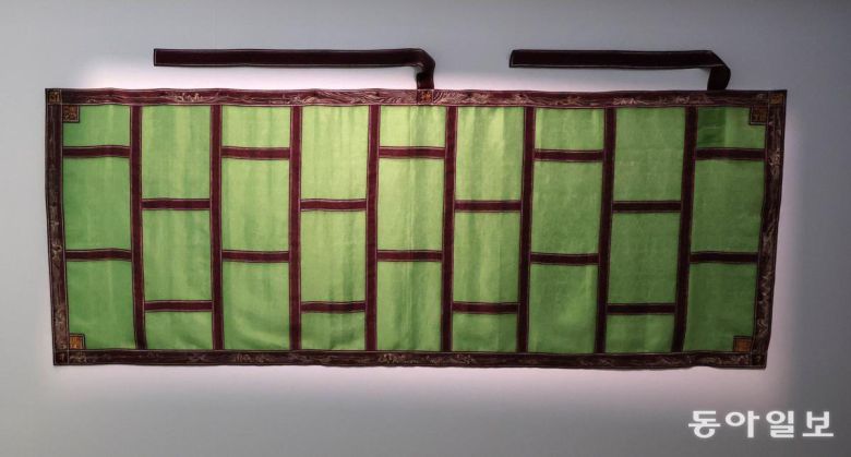 가사 장인 명천 스님의 가사. 이 가사는 초록색 비단 바탕에 자주색 테두리를 덧댄 9조 첩상가사이다. 전영한 기자 scoopjyh@donga.com