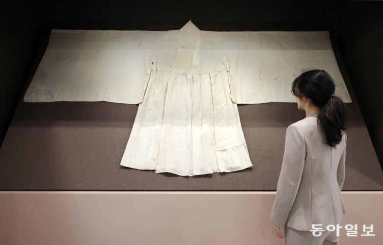 2일 서울공예박물관 기획전시실에서 한 관람객이 임진왜란 때 승병을 일으켜 나라를 위기에서 구한 사명대사가 입었던  장삼을 살펴보고 있다. 전영한 기자 scoopjyh@donga.com