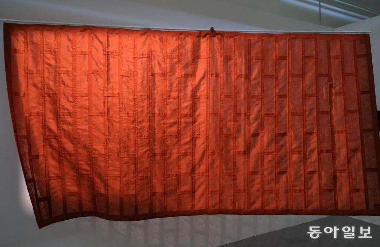 전남 나주 심향사 성오 스님의 가사. 가사 뒷면에는 땀을 세어가며 표현한 통문을 살펴볼 수 있다. 전영한 기자 scoopjyh@donga.com