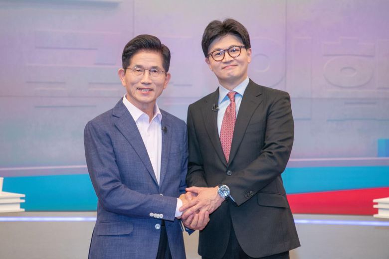국민의힘 김문수(왼쪽), 한동훈 대선 경선 후보가 30일 오후 서울 중구 TV조선에서 열린 제21대 대통령 후보자 결승 토론회에 앞서 인사하고 있다. 2025.4.30/뉴스1