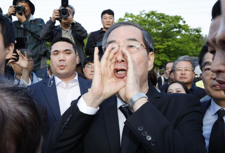 한덕수 전 국무총리가 2일 오후 광주시 국립5.18민주묘역에 참배하려다 시민단체 반발로 입장이 막히자 “나도 호남사람입니다＂라고 외치고 있다. 2025.5.2. 뉴스1