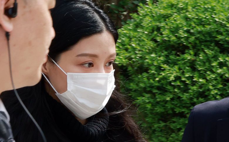 조국 조국혁신당 전 대표의 딸 조민씨가 23일 서울 서초구 서울중앙지방법원에서 허위작성공문서행사, 업무방해, 위계공무집행방해 혐의 관련 2심 선고 공판에서 벌금 1천만원을 선고받은 후 법원을 빠져나가고 있다. 2025.4.25/뉴스1