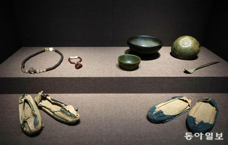 서산대사가 사용한 옥으로 된  발우와 염주 그리고 신발. 전영한 기자 scoopjyh@donga.com