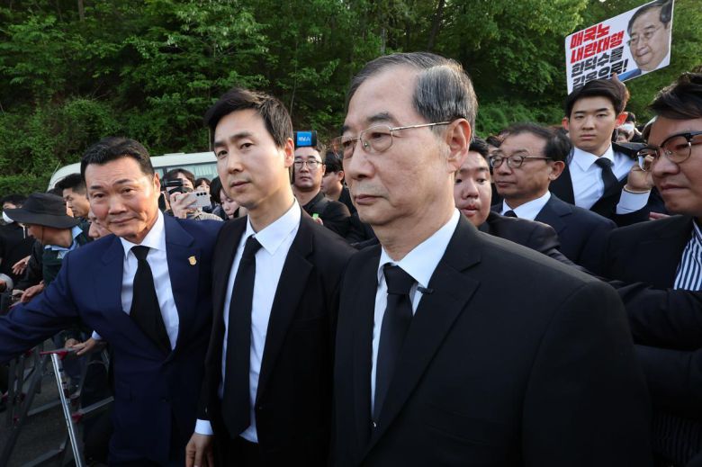 대통령 선거에 나선 한덕수 전 국무총리가 2일 오후 광주 북구 운정동 국립5·18민주묘지에 방문했으나 시민단체 반발에 참배를 하지 못하고 발걸음을 돌리고 있다.  2025.5.2. 뉴스1