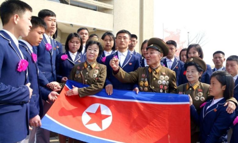 올해 새로 지급된 고등학생 교복. 옷깃이 있는 양복 모양으로 바뀌었다. 뉴스1.