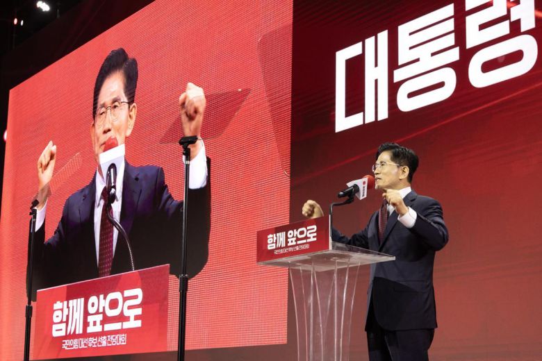 김문수 국민의힘 대선후보가 3일 오후 경기 고양시 킨텍스에서 열린 21대 대통령선거 후보자 선출을 위한 제5차 전당대회에서 대선후보로 선출된 뒤 후보 수락연설을 하고 있다. 2025.05.03. 사진공동취재단