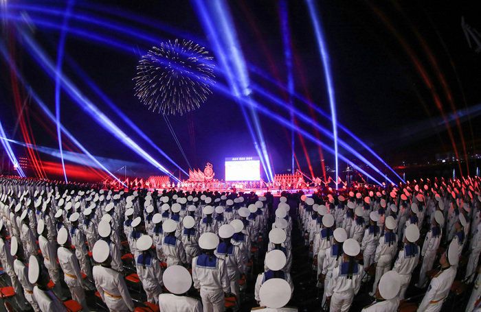 최현호 진수를 경축하는 예술단 공연무대. 군인들이 차렷 자세로 서서 공연을 관람하고 있다. 조선중앙TV 캡처