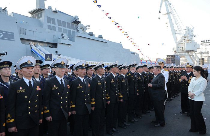 김정과 김주애가 해군 장병들을 격려하고 있다. 뉴스1.