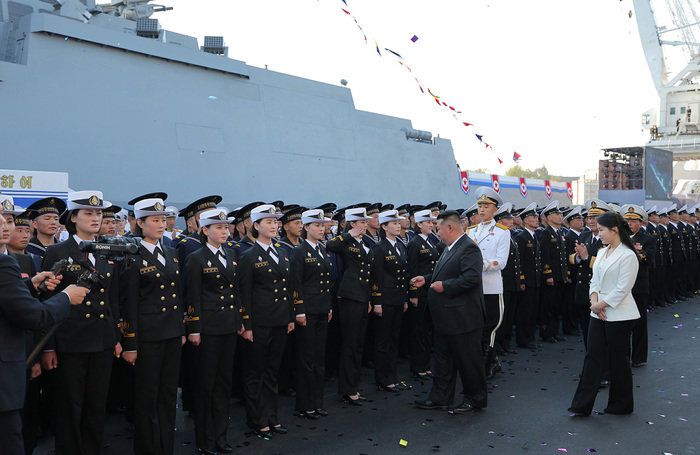 해군 소속 여군들의 정복이 과거와 달라진 것이 눈에 띈다. 뉴스1.