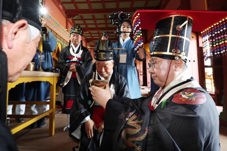 4일 오후 서울 종로구 종묘 정전에서 봉헌된 ‘종묘대제’에서 제관들이 초헌례(신에게 첫 잔을 올리는 예)를 하고 있다. 종묘대제는 왕실의 품격 높은 의례와 무용, 음악이 어우러진 종합적인 의례로, 그 문화적 가치를 인정받아 2001년 유네스코 인류무형유산 대표목록으로 등재됐다. 박형기 기자 oneshot@donga.com