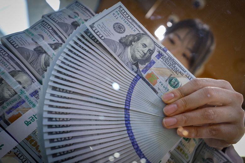 서울 중구 하나은행 명동점 위변조대응센터에서 직원이 달러화를 정리하고 있다. 2024.1.29 뉴스1