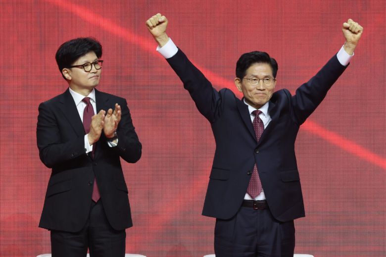 제21대 대통령선거 국민의힘 후보자로 선출된 김문수 후보가 3일 경기 고양시 킨텍스에서 열린 5차 전당대회에서 두 팔을 들어 인사하고 있다. 2025.5.3 뉴스1