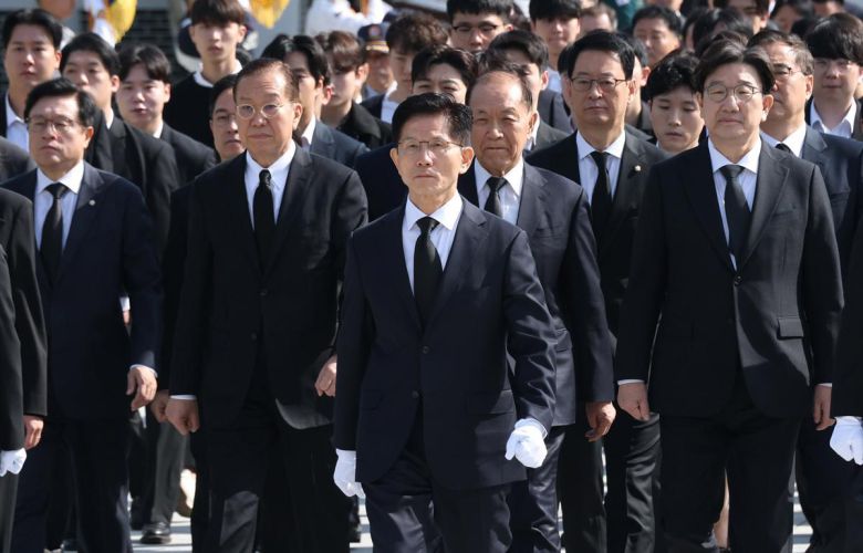 김문수 국민의힘 대선 후보가 4일 오전 서울 동작구 국립서울현충원 현충탑 참배를 위해 이동하고 있다. 사진공동취재