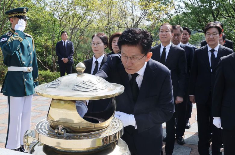 김문수 국민의힘 대선 후보가 4일 오전 서울 동작구 국립서울현충원에서 김대중 전 대통령 묘역을 방문해 분향하고 있다. 사진공동취재