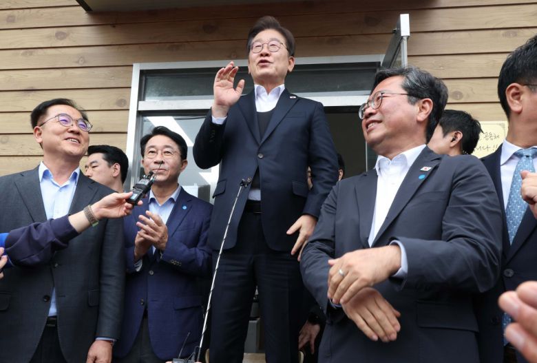 민심을 청취하는 ‘경청 투어’에 나선 이재명 더불어민주당 대선후보가 5일 경기 여주시 구양리 새마을식당에서 신발을 벗고 의자 위에 올라가 즉흥 연설을 하고 있다.2025.05.05. [여주=뉴시스]