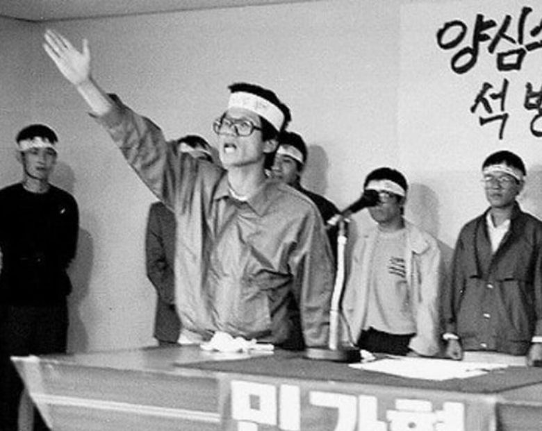 1988년 노동 운동하던 시절 김 후보가 양심수 전원 석방을 촉구하고 있다. 박용수 작가 사진, 민주화운동기념사업회 제공