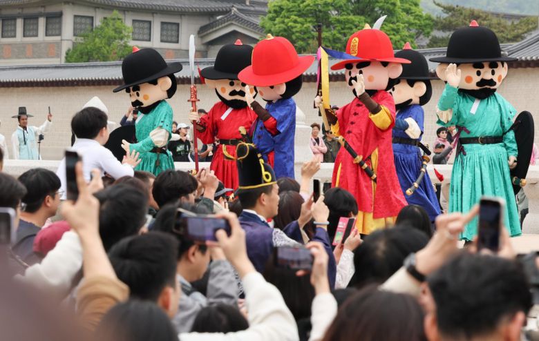 어린이날인 5일 서울 경복궁에서 인형탈을 쓴 수문장이 광화문 파수의식을 하고 있다. 2025.5.5/뉴스1
