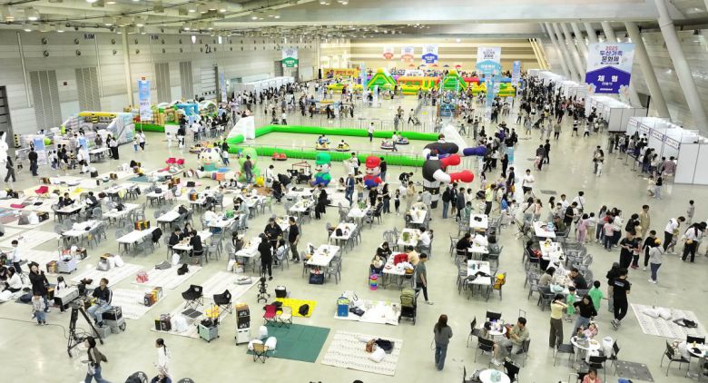 5일 경남 창원컨벤션센터에서 열린 ‘2025 두산가족문화제’ 참석자들이 가족들과 함께 즐거운 시간을 보내고 있다. 두산에너빌리티 제공