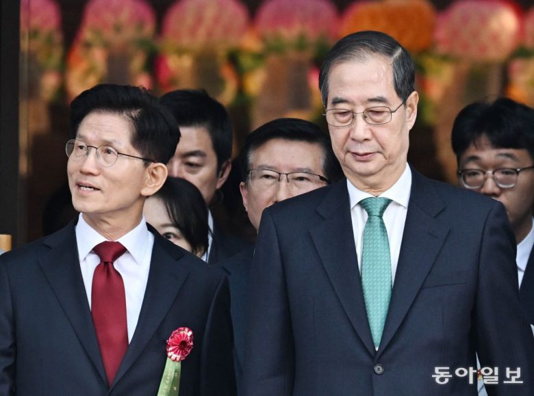 김문수 국민의힘 대선 후보와 한덕수 무소속 대선 예비후보와 5일 서울 종로구 조계사에서 열린 부처님오신날 봉축법요식에 입장하고 있다. 송은석 기자 silverstone@donga.com