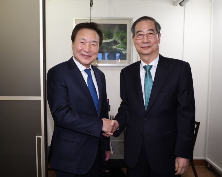 한덕수(오른쪽) 무소속 대통령선거 예비후보와 손학규 전 바른미래당 대표(전 민주당 대표)가 5일 서울 종로구 한 식당에서 만찬 회동에 앞서 악수하고 있다. 뉴시스