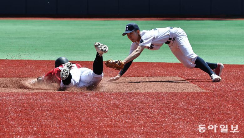 마산용마고 이준모가 4일 서울 양천구 신월야구장에서 열린 강릉고와의 제79회 황금사자기 전국고교야구대회 겸 주말리그 왕중왕전 1회전에서 5회초 우익선상 안타를 친 뒤 야수의 태그를 피해 2루 베이스로 슬라이딩해 들어가고 있다. 결과는 세이프. 마산용마고는 4-4 동점이던 9회초 최민상의 3타점 적시 2루타 등으로 4득점하면서 8-4로 역전승했다. 양회성 기자 yohan@donga.com