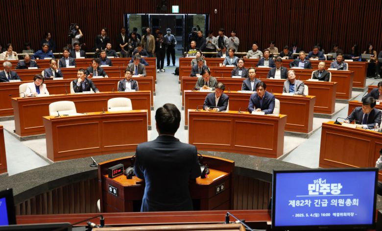 박찬대 더불어민주당 대표 직무대행 겸 원내대표가 4일 오후 서울 여의도 국회에서 열린 긴급 의원총회에서 발언하고 있다.  2025.5.4/뉴스1