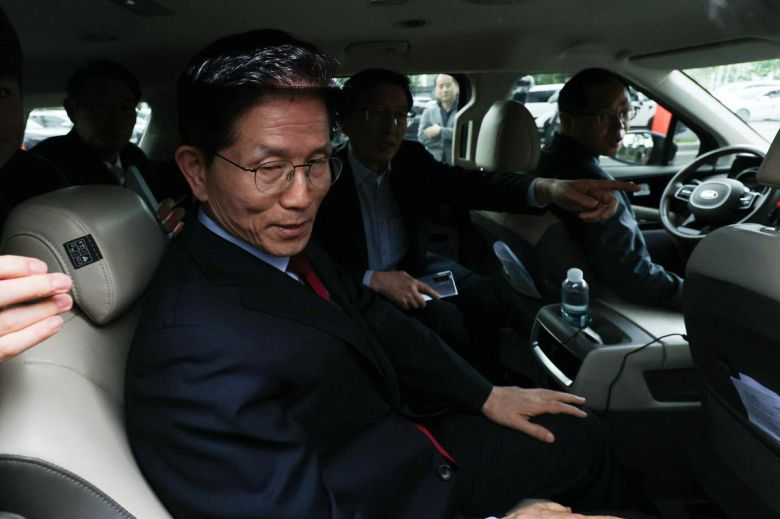 김문수 국민의힘 대선 후보가 6일 경북 경주시 HICO 미디어센터에서 단일화 관련 반발하며 후보 일정 중단을 선언한 뒤 차량에 탑승하고 있다. 2025.05.06 경주=뉴시스