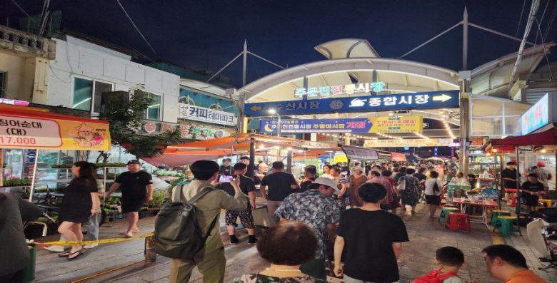 강원도내 전통시장의 주말 야시장이 잇따라 개장한다. 7월 개장 예정인 강릉 주문진종합시장의 지난해 야시장 풍경. 강원도 제공